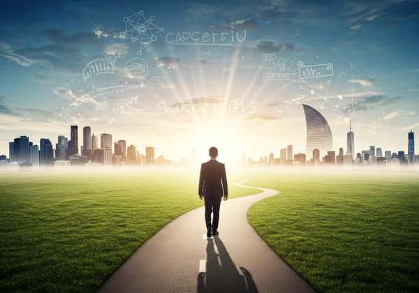 Persona caminando con confianza por un camino hacia el éxito profesional